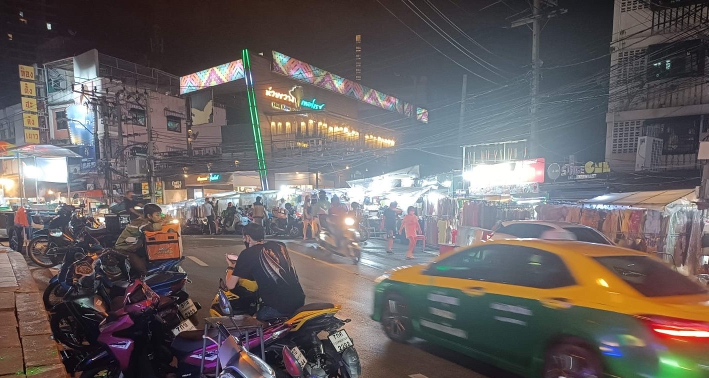 A typical busy night at Huai Khwang’s Night Market