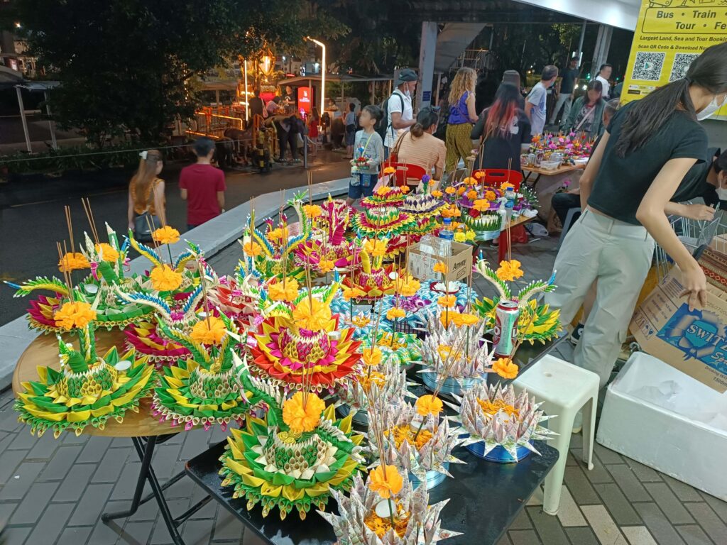 Handmade krathongs for sale by various vendors (Photo: CTPCLC/Kevin S.Y. Tan)
